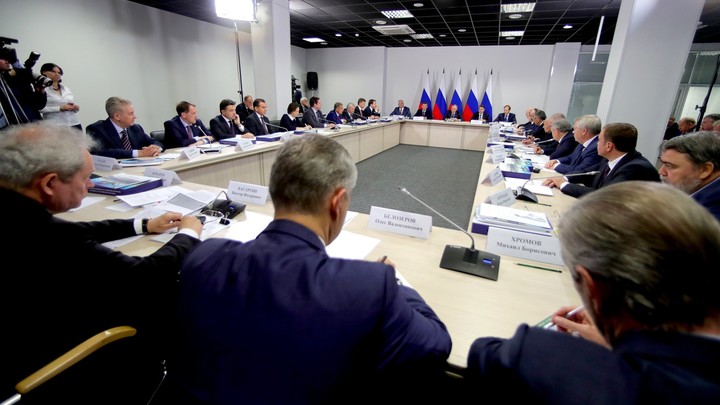 «Боксерские бинты» Козака и бантик Голиковой: Президиум Госсовета в Крыму проходит в новом формате