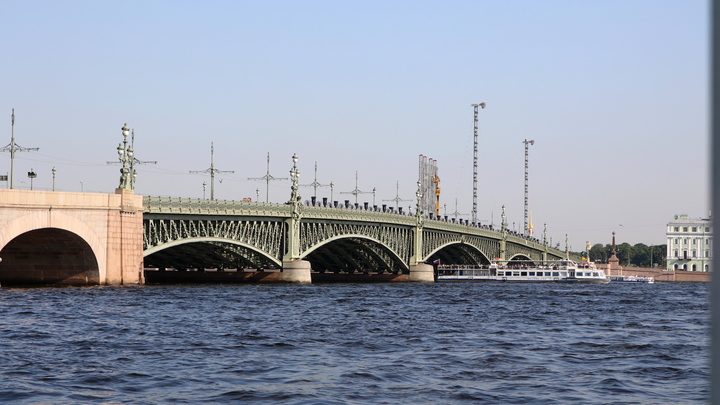 “Серебряный кит” уплывает: петербургский суд обязал собственника убрать из Невы затонувший ресторан