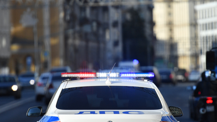 Водитель BMW пытался сбить инспектора и протаранил автомобиль ДПС в Москве