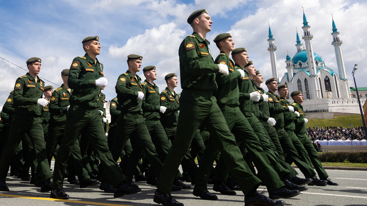 Парад Победы прошёл не по плану? Почему два генерала отказались отдать честь Путину