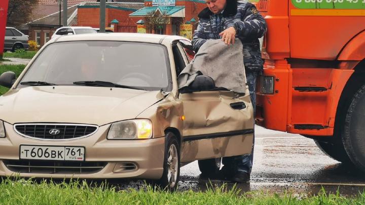 В Таганроге мусоровоз на скорости едва не смял легковой автомобиль в гармошку