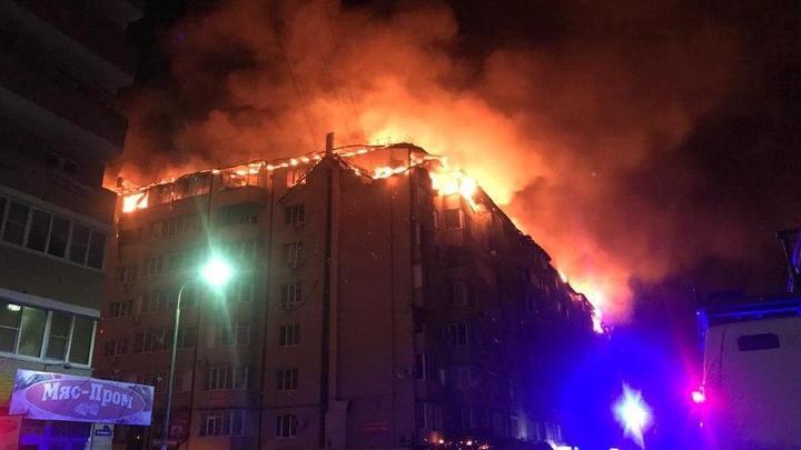 В Краснодаре полностью потушили пожар в многоэтажке на улице Российской