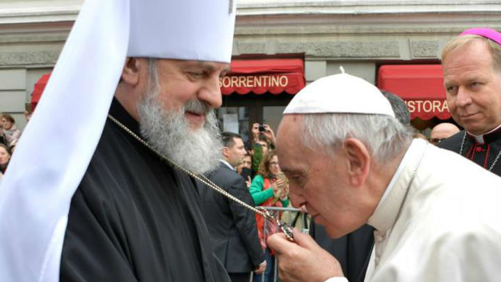 Поцелуй в панагию: Папа Франциск показал пример константинопольским «экзархам»