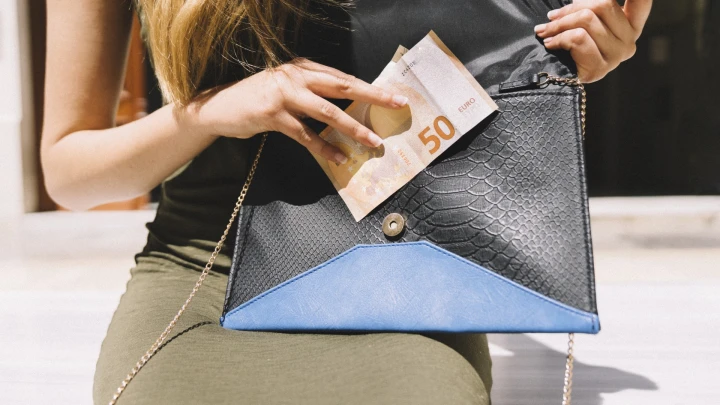 Саида продавала курсы продаж, а Марьям всё нашла в Сети. Случился скандал