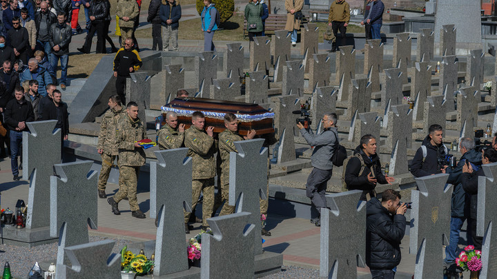 В Ивано-Франковске семья рассорилась из-за гробовых ВСУ: Вдова получила кулаком по лицу