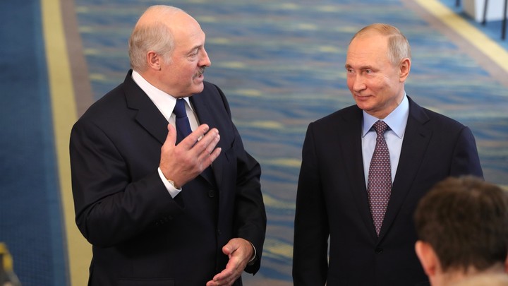 Лукашенко подставил Россию под удар американской ПРО и саботировал санкции русских, заявил политолог Суздальцев
