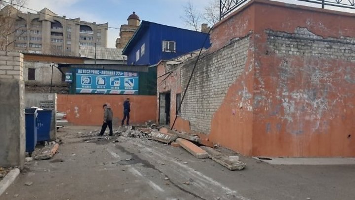 На Анохина автомобилист пробил ограждение и вылетел со второго этажа парковки