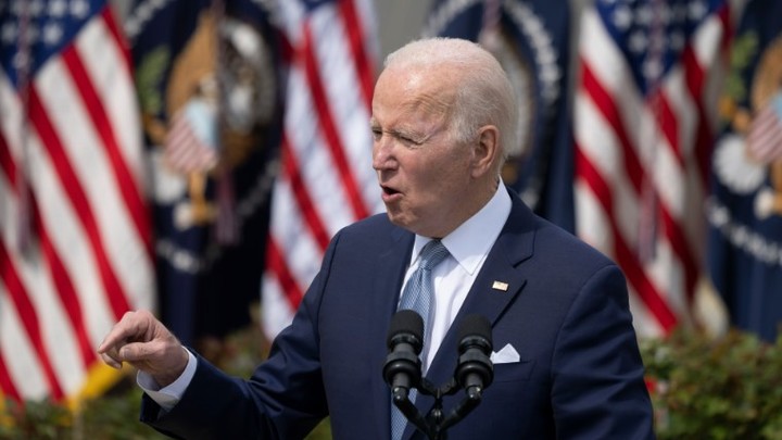 Новый публичный конфуз Байдена: странный жест рукой оценил русский журналист