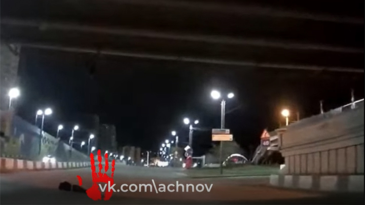 Челябинец упал с моста на дорогу перед автомобилями — видео
