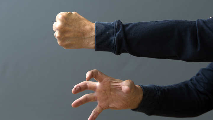 Вступился за мать, а ему проломили голову: Мигранты устроили жестокую расправу над русским парнем