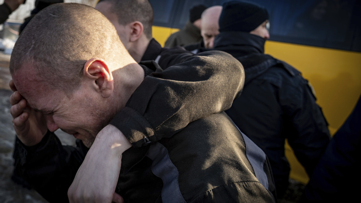 Подвозят на капоте и отправляют в нокаут: Украинцы открыто пошли с кулаками на военкомов