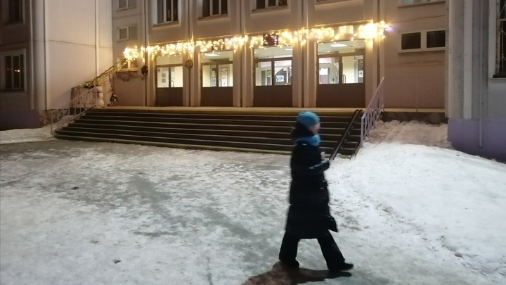 В Челябинске 9 января полностью отменили занятия в школах