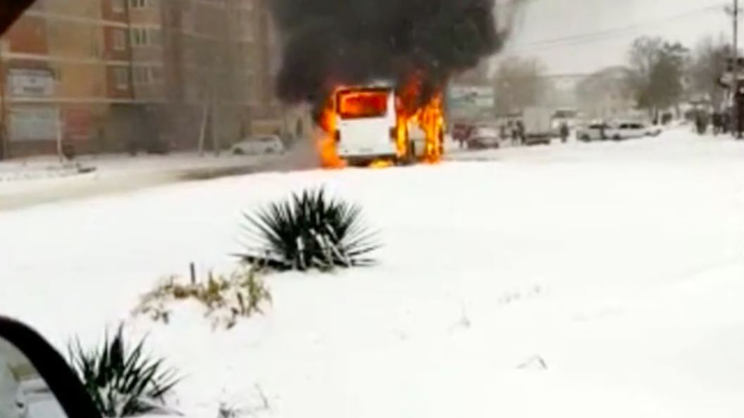 Сгорели ключи. Сгорел автобус город горячий ключ. Школьный автобус загорелся. Горящий автобус в горячем Ключе.
