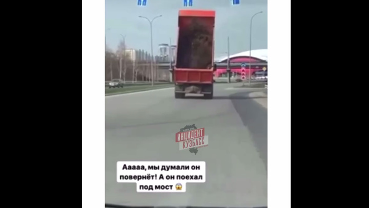 В Кемерове КамАЗ попал в ДТП из-за поднятого кузова
