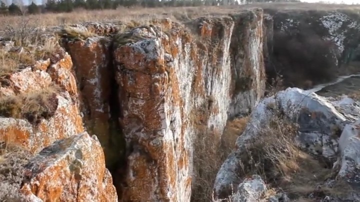 В Миассе мужчина упал с 30-метровой скалы и выжил