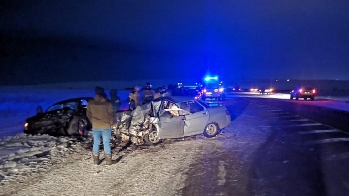 В лобовой аварии под Магнитогорском погибли два человека