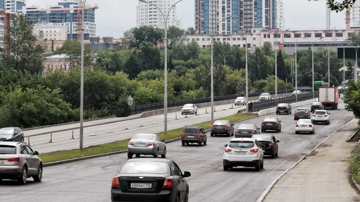 Мост на улице Бебеля в Екатеринбурге открыли раньше срока после ремонта