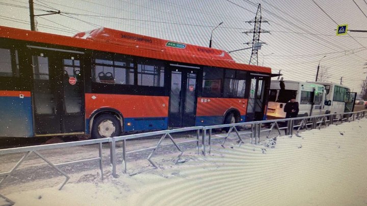 В Тольятти три автобуса с пассажирами столкнулись по принципу домино