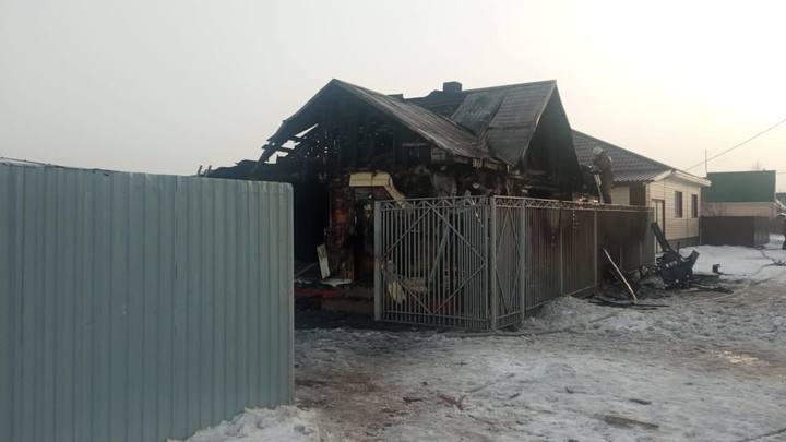 Бабушка и внуки-близнецы погибли при пожаре в Омске