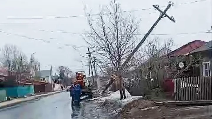 В Новосибирске автомобилист снёс опору ЛЭП и обесточил часть Дзержинского района