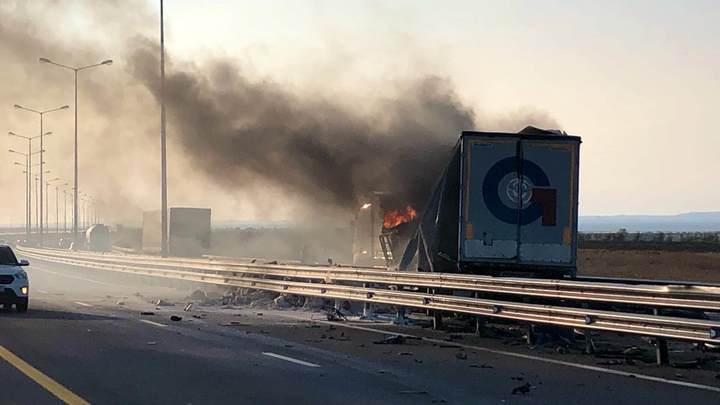 На подъезде к Крымскому мосту загорелась фура