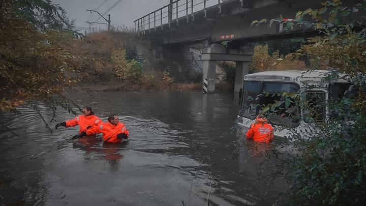 Челябинские спасатели на воде эвакуировали 25 пассажиров и водителя из затонувшего автобуса