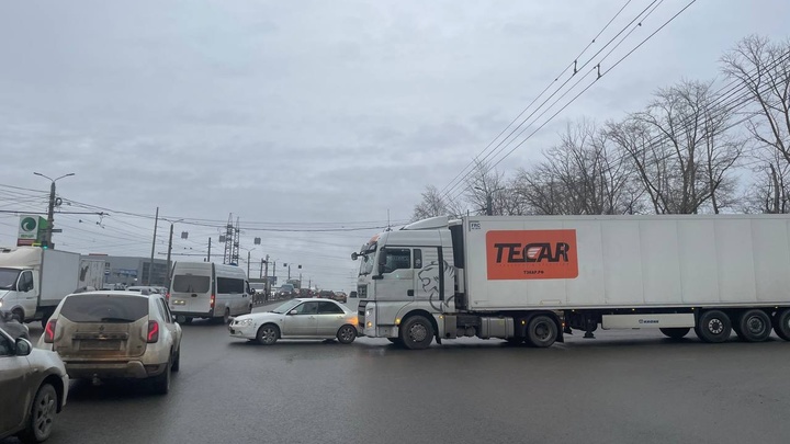 В Челябинске в час пик фура и легковушка перегородили оживлённую трассу