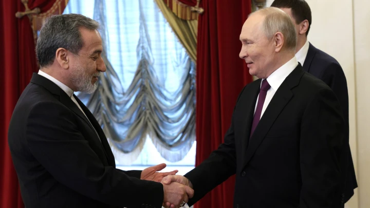 The Sun не оценило распростёртые объятия Путина для иранского министра