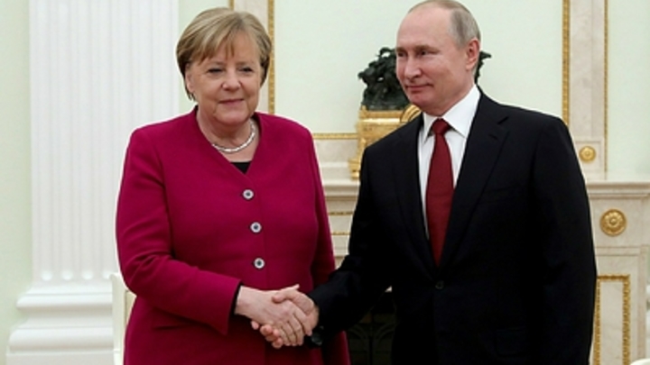 Путин лично попрощался с Меркель