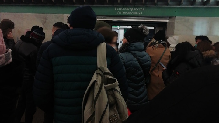 В Петербурге столпотворение в метро: после открытия станций на эскалаторы выстроилась очередь