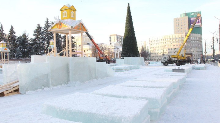 Площадь Революции в Челябинске выложили гигантскими плитами льда
