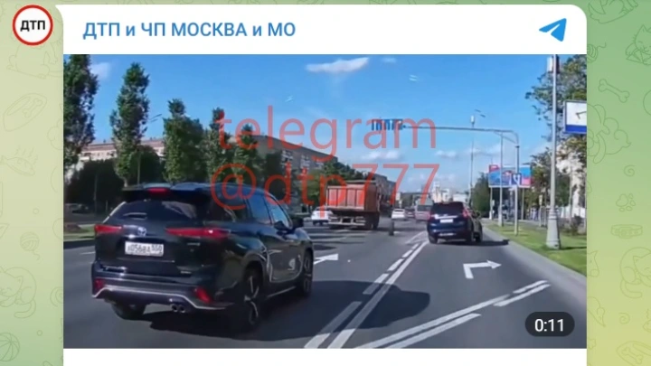 В центре Москвы Toyota потеряла колесо и попала на видео