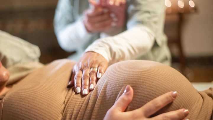 Подкаст о свободных родах связали с десятками случаев гибели младенцев и тяжёлых осложнений у матерей