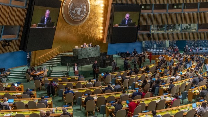 Демократия под дулом пистолета: За антироссийскую резолюцию в ООН проголосовали Венгрия и Сербия