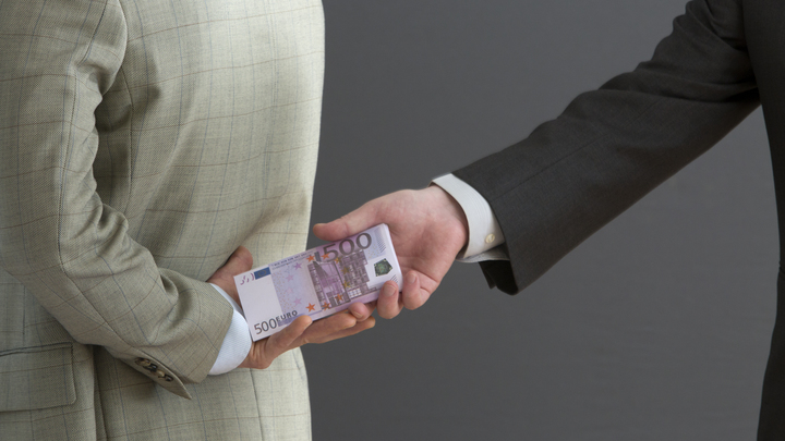 Житель Ейска передал взятку таможеннику в книге Ночные кошмары