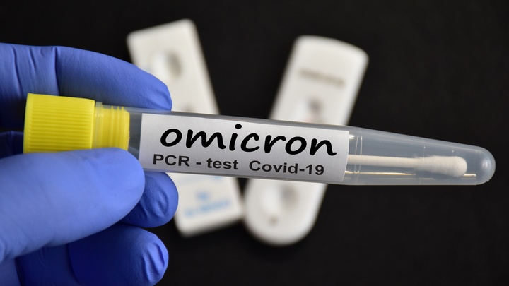 Один или все сразу: Инфекционист назвал характерные для омикрона симптомы