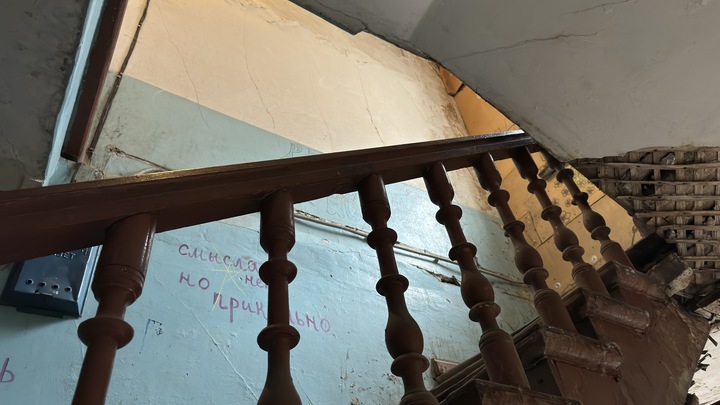 Поселившийся на лестничной клетке бездомный пугает жильцов краснодарской многоэтажки