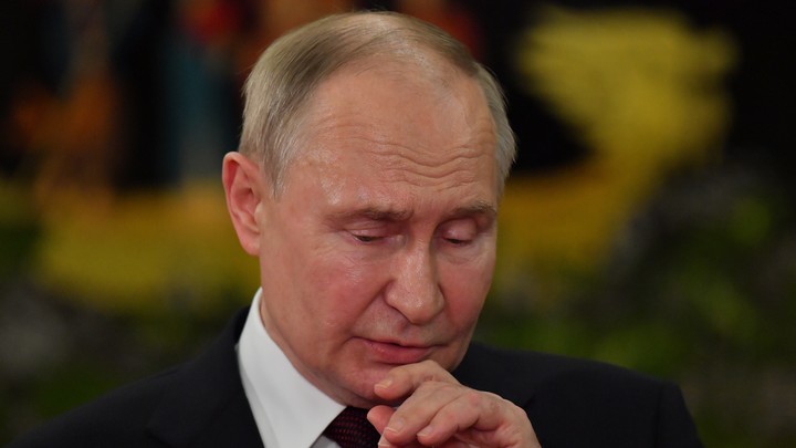 Двадцать лет трагедии Беслана: Владимир Путин встал на колени перед Древом скорби