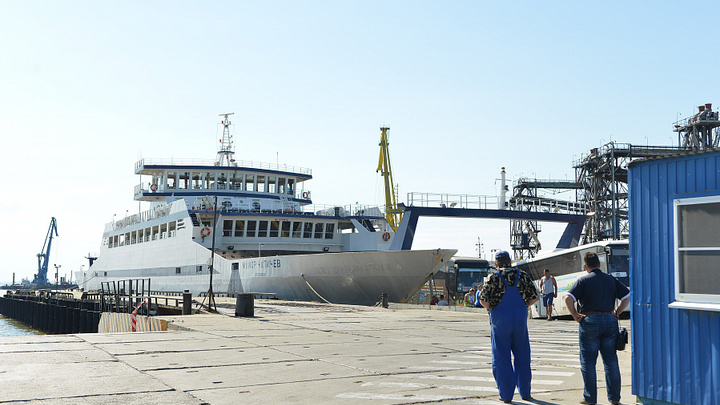 На Керченской переправе работают четыре парома