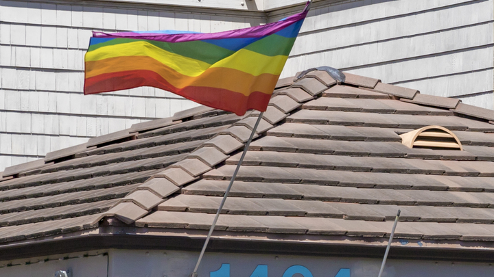 Учительница в США заставила учеников присягать радужному флагу