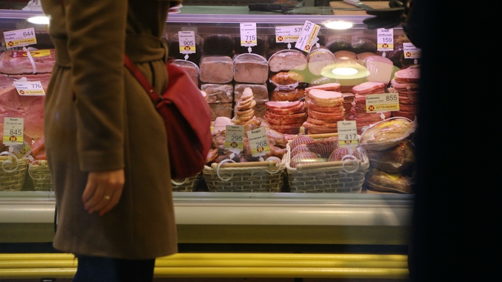 Жителей Екатеринбурга возмутил жестокий охранник, скрутивший воровку в сетевом магазине