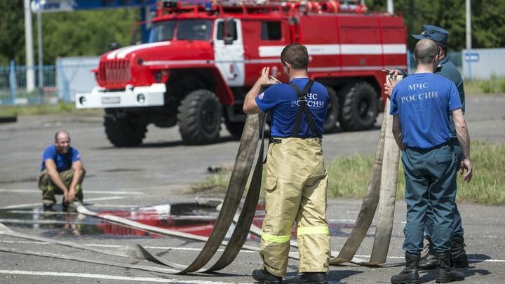 В Анапе из-за пожара на крыше столовой эвакуировали пять человек