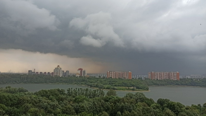Людей гонят с улиц: На смену удушающей жаре в Москву придут грозы