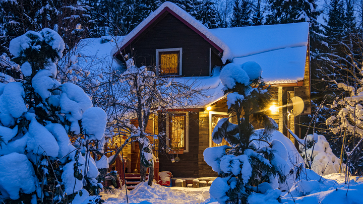 В Ленобласти в коттедже нашли мертвым топ-менеджера Газпрома: резаные раны, вокруг все в крови