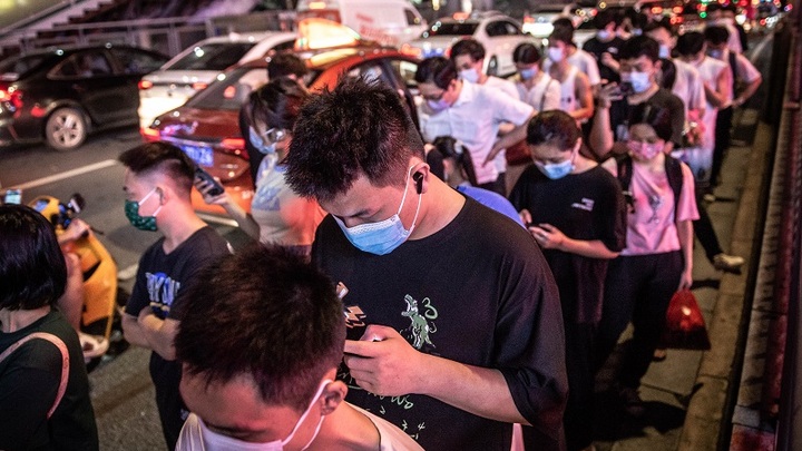 Толпа разгромила ковид-ограждения в Гуанчжоу. Люди в скафандрах растерялись