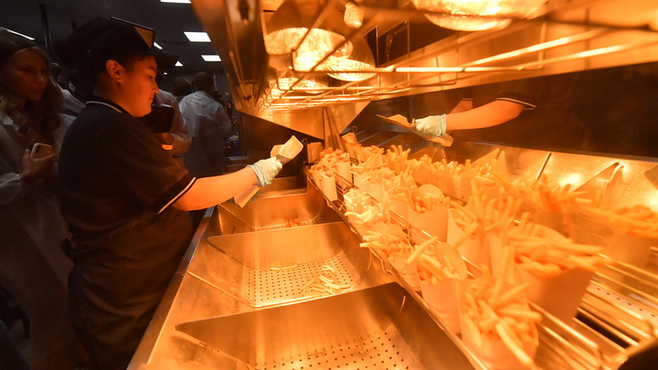 В новосибирских KFC в продаже остались только маленькие порции картофеля