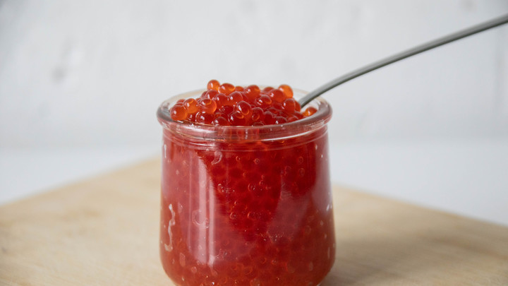 Роскошный уход или трата денег? На рынке услуг появились косметические процедуры с икрой