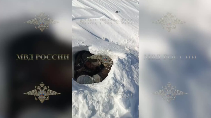 В Красноярском крае мужчина в метель провалился в снежную пещеру в тундре