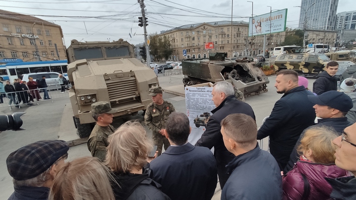 Губернатор Андрей Травников принял участие в открытии выставки трофейной техники «Сила V Правде – Гордость и Победа»