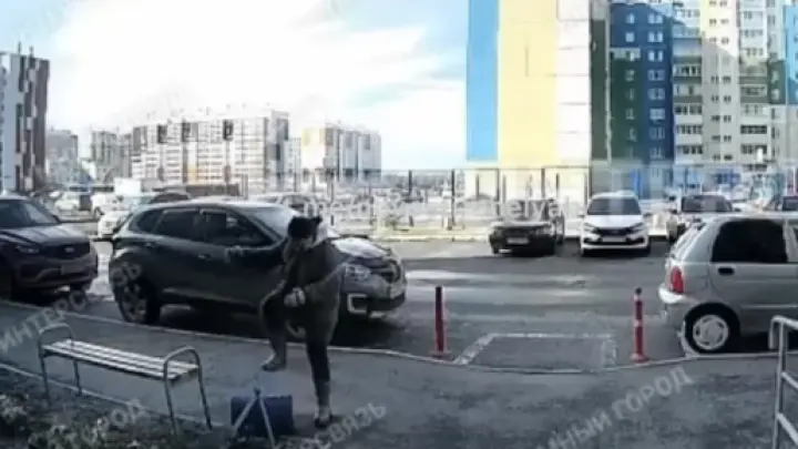 Брюнетка жестоко расправилось с урной и железной дверью в Челябинске